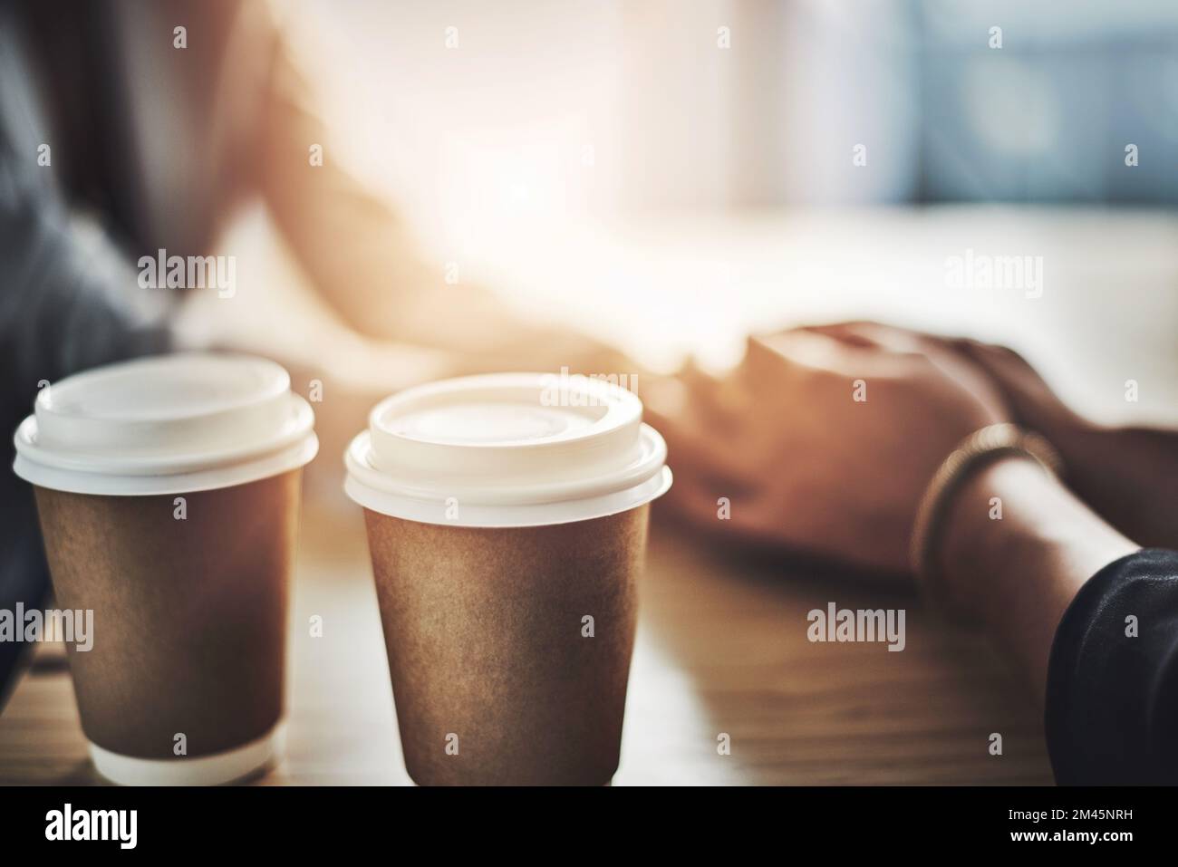 Ich musste nur abladen. Nahaufnahme von zwei Frauen, die Händchen halten. Stockfoto