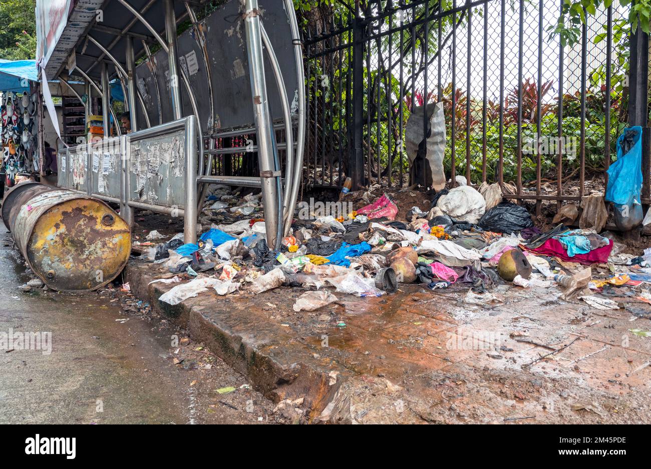 MUMBAI - SEPTEMBER 24: Müll- und Schmutzabfälle in einer Straße von Mumbai am 24. September. 2022 in Indien Stockfoto