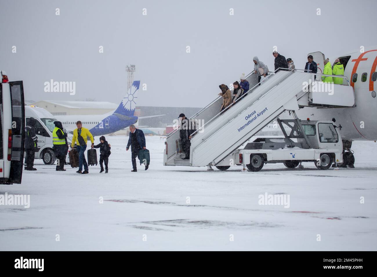 Odessa, Ukraine - CIRCA 2018: Passagierflugzeug Fliegen Sie im Winter im Schneesturm in Dubai am Flughafen. Fluggäste im Winter während Schneesturm im Flugzeug landen. M Stockfoto