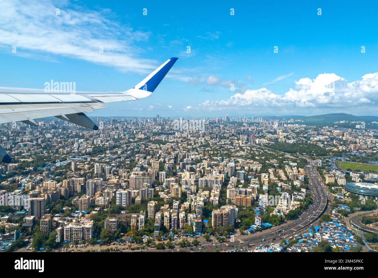 Flugzeug nach dem Start und fliegt über Mumbai in Indien Stockfoto