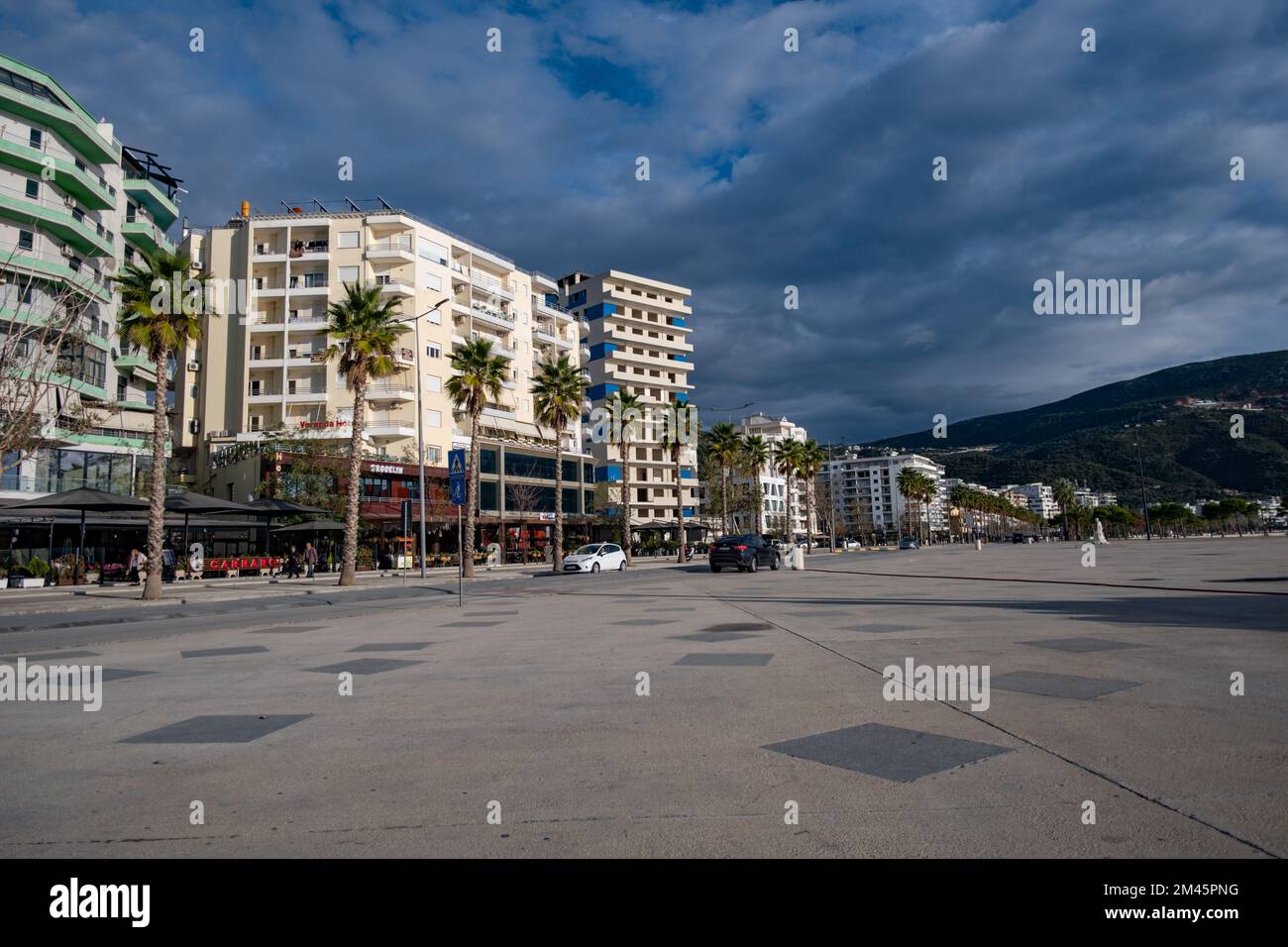 lungomare-Straße am Meer in der Stadt Vlora im Land Albanien Stockfoto