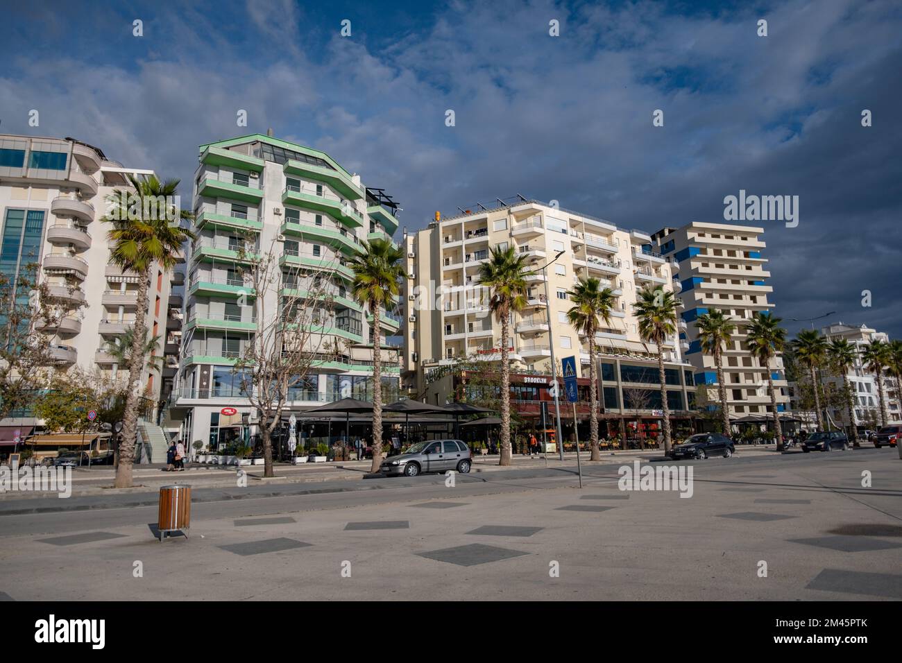 lungomare-Straße am Meer in der Stadt Vlora im Land Albanien Stockfoto