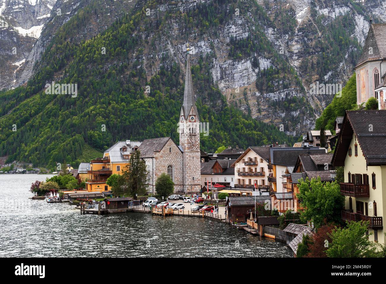 HALLSTATT, ÖSTERREICH - 18. MAI 2019: Das ist ein Blick auf die kleine Stadt am Ufer des Hallstattersees im Salzkammergut. Stockfoto