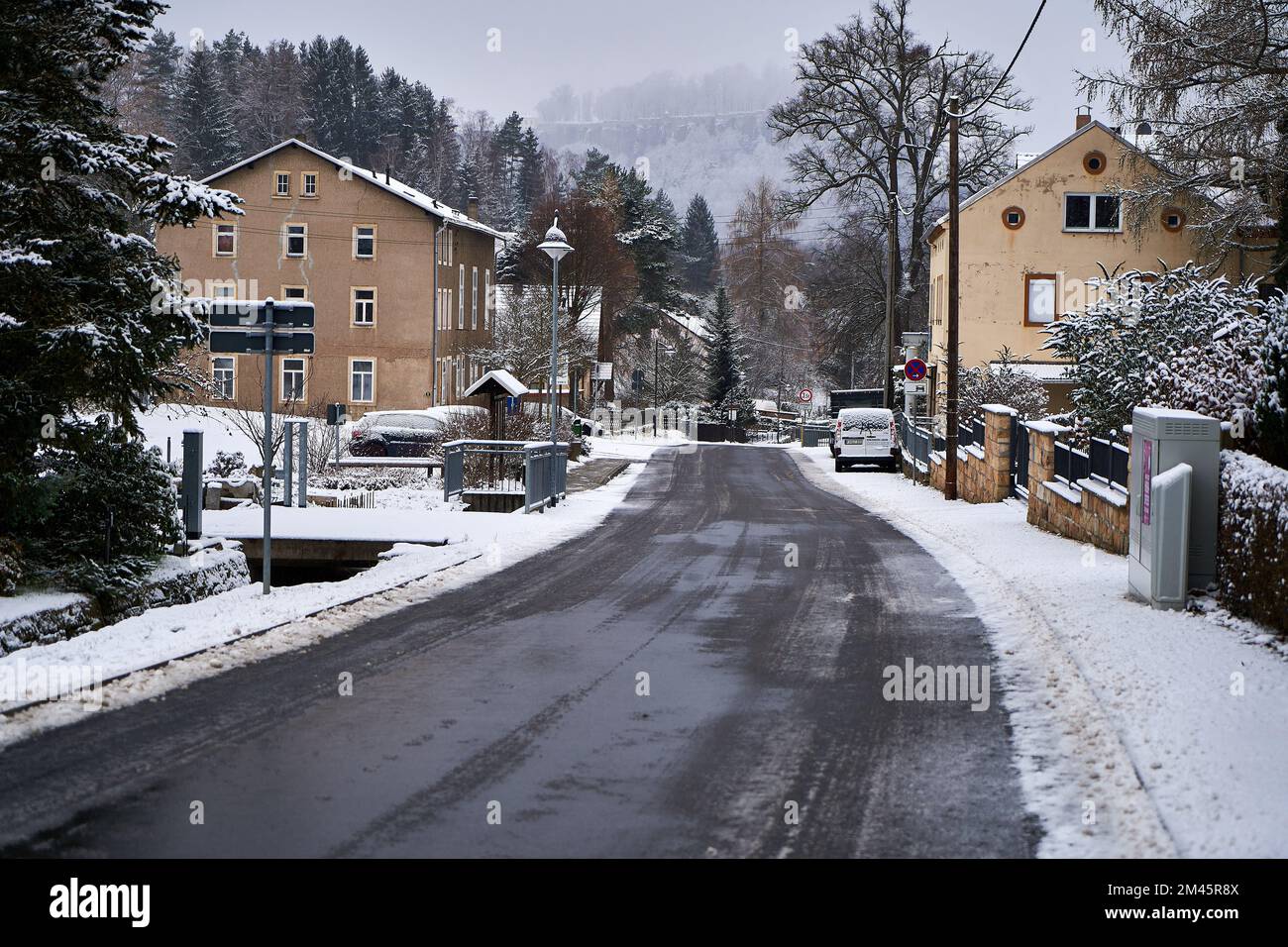 Königstein Sachsen im Winter, schneebedeckte Häuser und Straßen Stockfoto