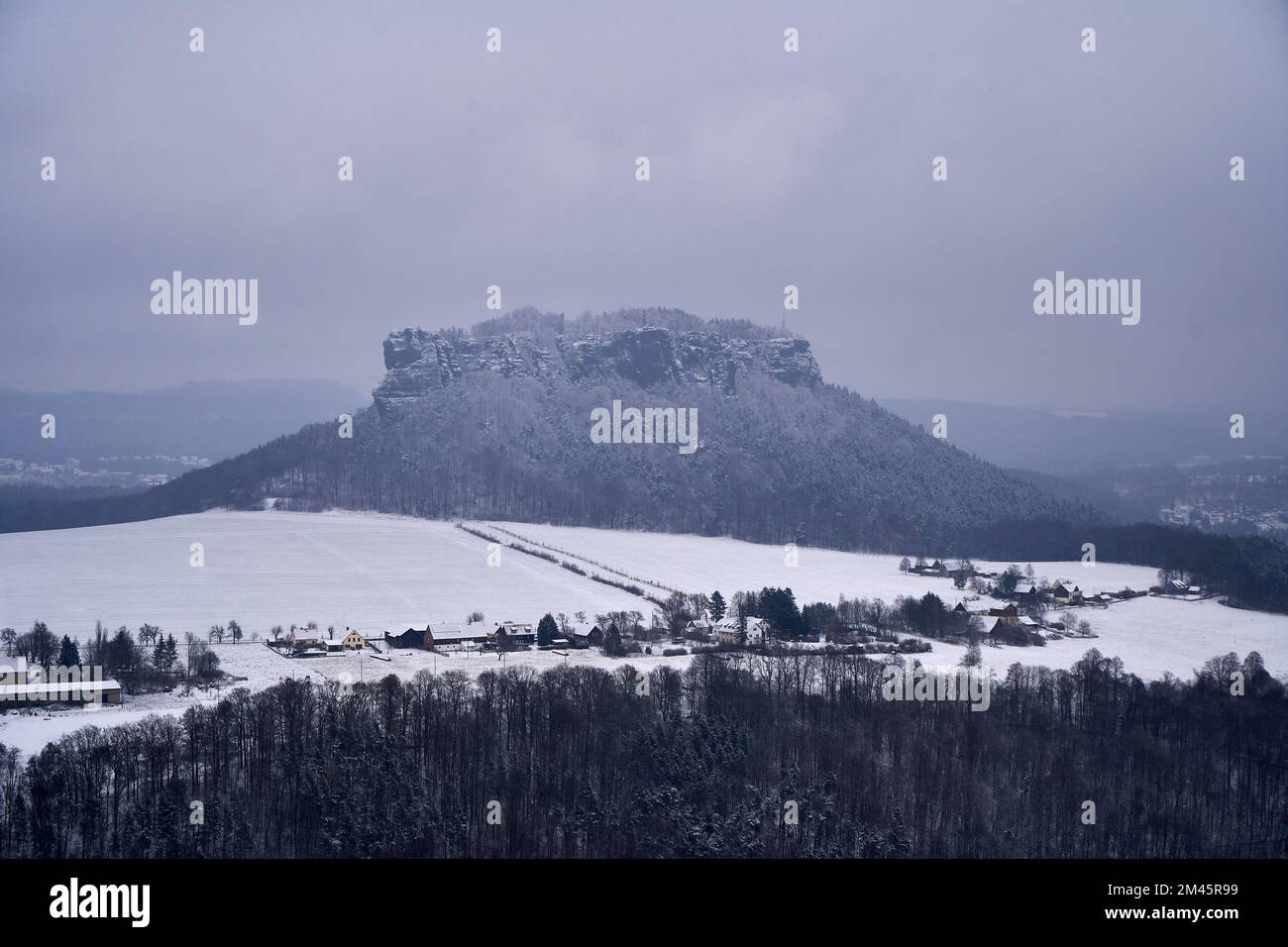 Schneebedeckte Berge in der Winterlandschaft. Blick aus dem Königsteinfortes in Sachsen. Stockfoto