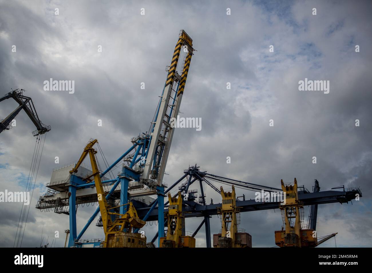 Odessa, Ukraine SIRCA 2018: Anlegekräne des Seehafenterminals. Industriehafen mit Kranen Stockfoto