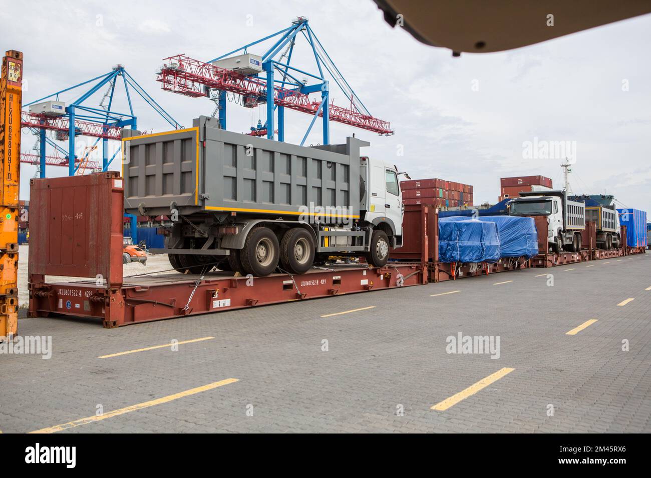 Odessa, Ukraine SIRCA 2018: Übergroße Fracht am Terminal. Lastwagen am Hafenterminal. Industrieanschluss mit Behältern Stockfoto