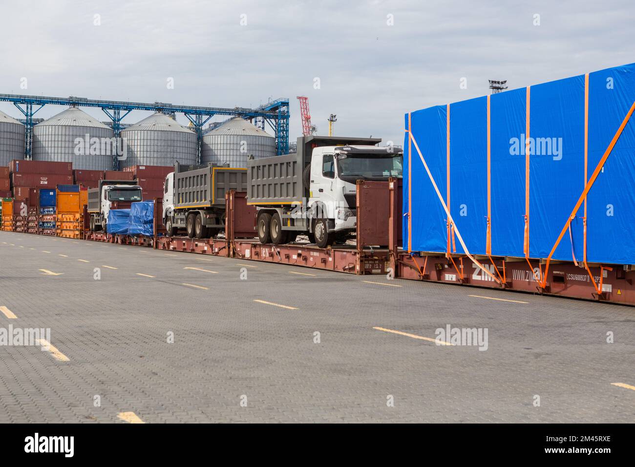 Odessa, Ukraine SIRCA 2018: Übergroße Fracht am Terminal. Lastwagen am Hafenterminal. Industrieanschluss mit Behältern Stockfoto