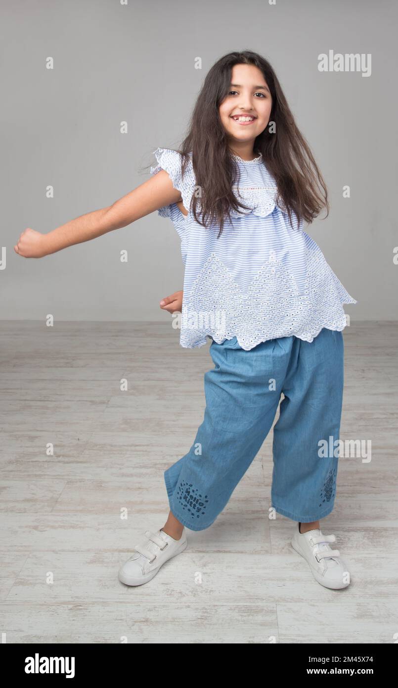 Porträt eines jungen arabischen Mädchens, das tanzt. Stockfoto