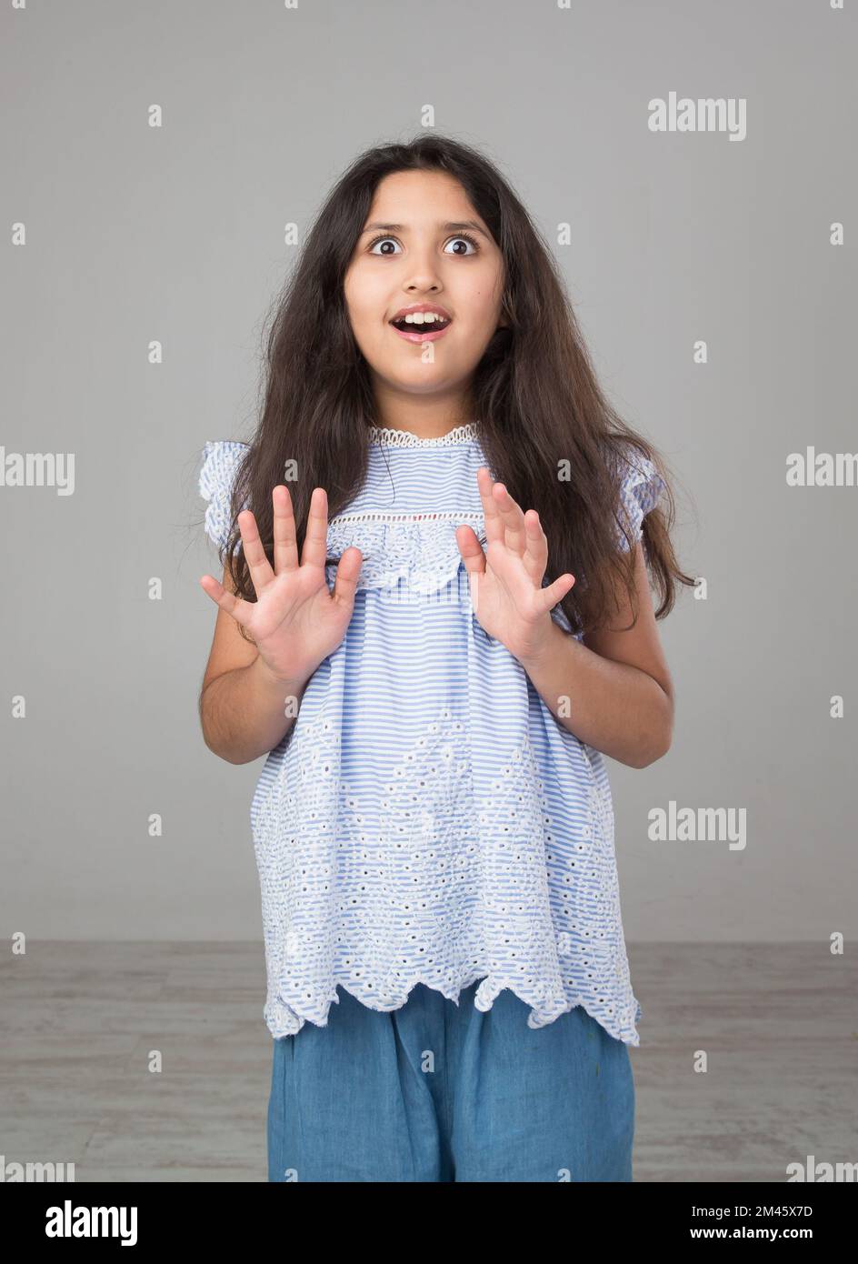 Ein junges arabisches Mädchen überrascht. Stockfoto