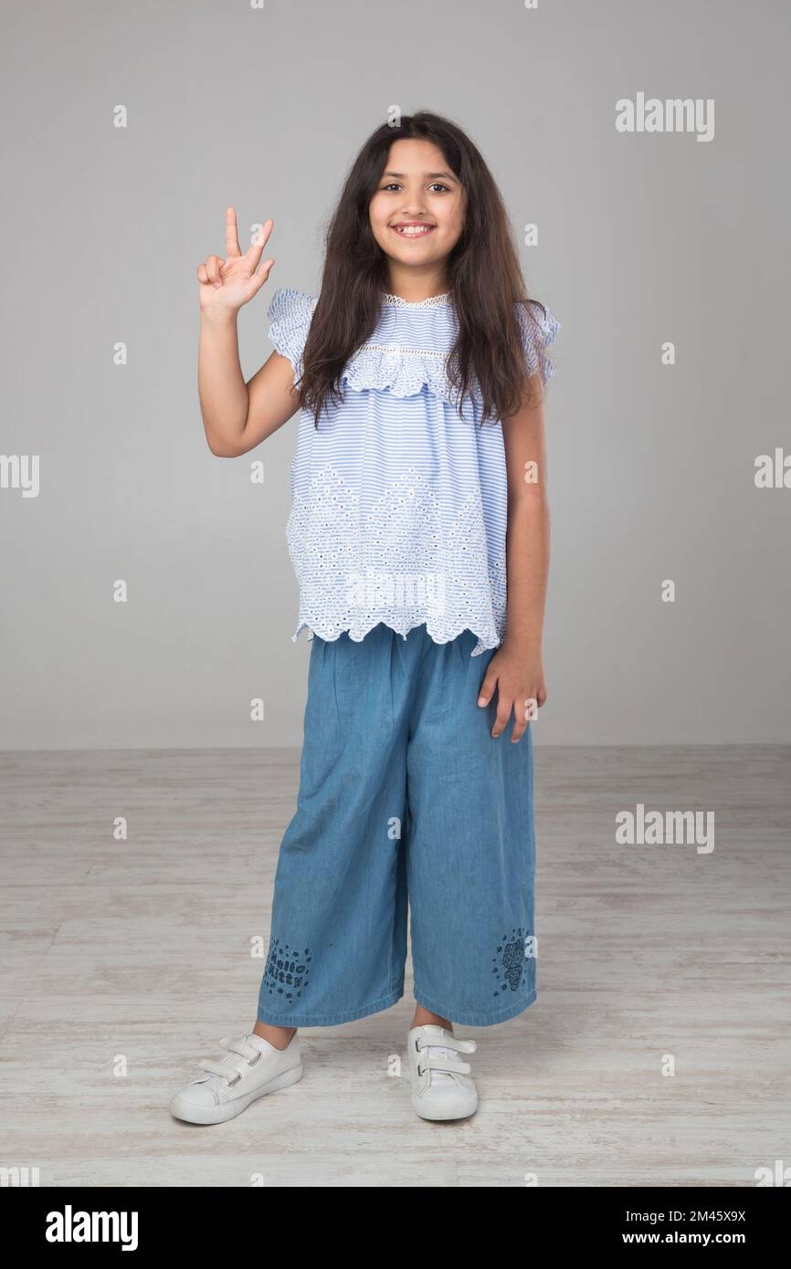 Porträt eines jungen arabischen Mädchens, das ein Handzeichen macht. Stockfoto