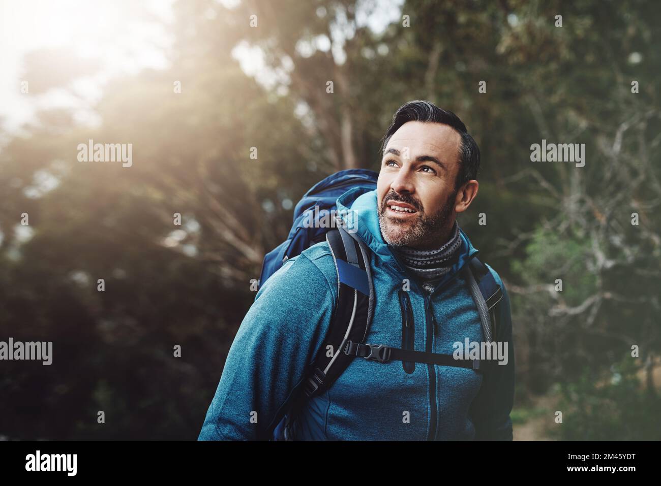 Seien Sie immer scharf und auf der Hut. Ein Mann mittleren Alters, der in den Bergen wandert. Stockfoto