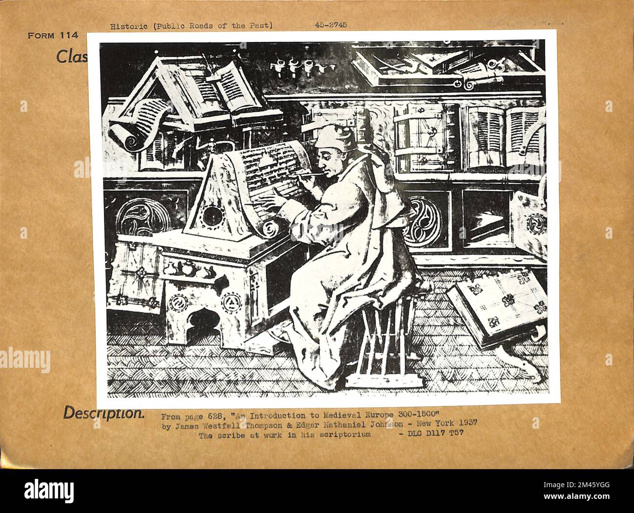 Der Schreiber arbeitet in seinem Scriptorium. Originaltitel: Von Seite 628, „eine Einführung in das mittelalterliche Europa 300-1500“ von James Westfell Thompson & Edgar Nathaniel Johnson - New York 1937. Stockfoto