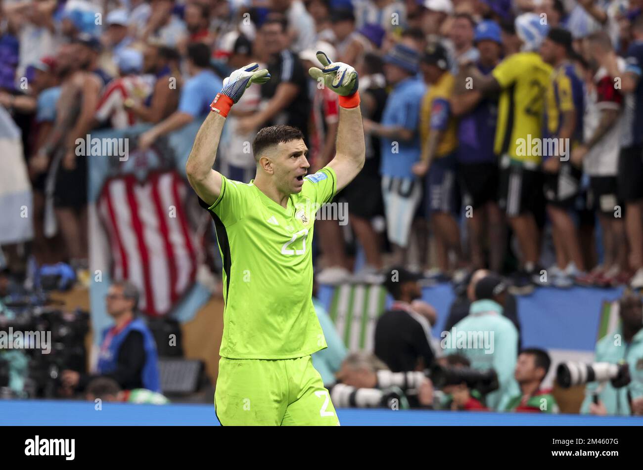 Al Daayen, Katar - 18/12/2022, argentinischer Torwart Emiliano Martinez alias Damian Martinez feiert während des Elfmeterschießens der FIFA-Weltmeisterschaft 2022, Endspiel zwischen Argentinien und Frankreich am 18. Dezember 2022 im Lusail-Stadion in Al Daayen, Katar - Foto: Jean Catuffe/DPPI/LiveMedia Stockfoto