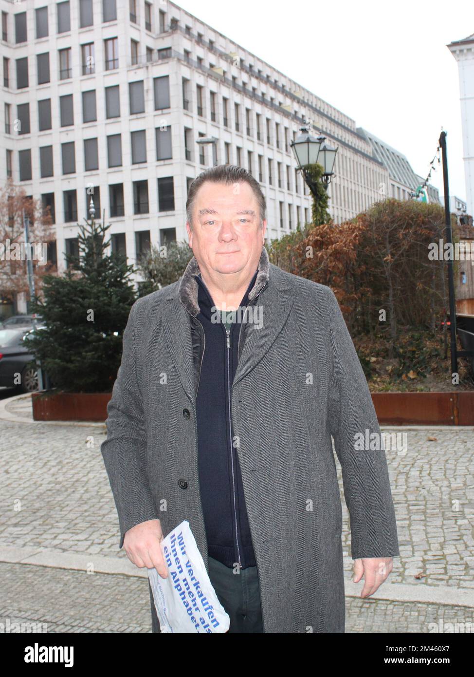 Peter Kurth bei der Ankunft zur szenischen Lesung: "Tatort Mittelmeer" im Deutschen Theater. Berlin, 18.12.2022 Stockfoto