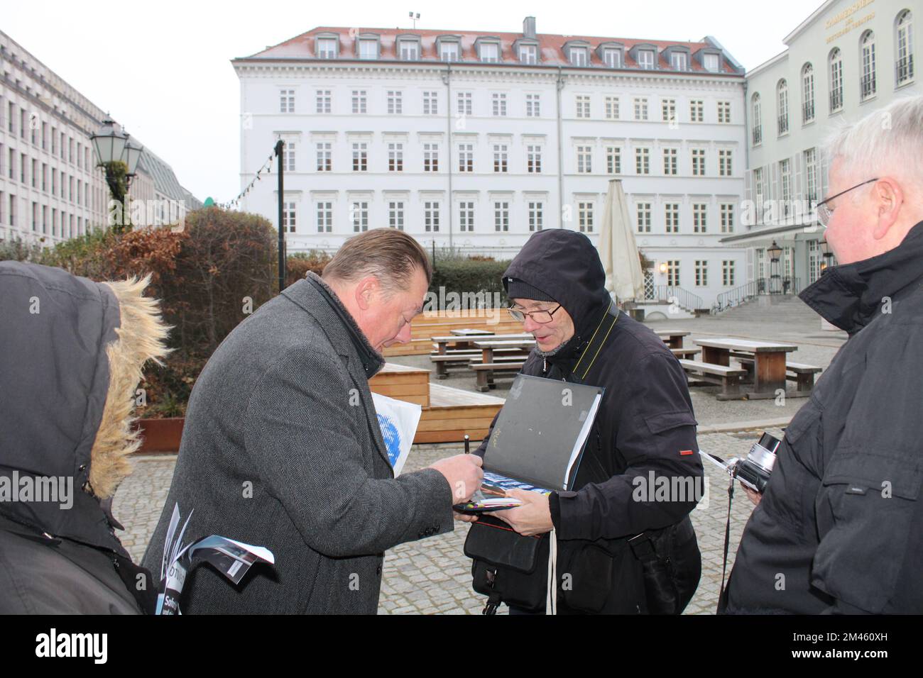 Peter Kurth bei der Ankunft zur szenischen Lesung: "Tatort Mittelmeer" im Deutschen Theater. Berlin, 18.12.2022 Stockfoto