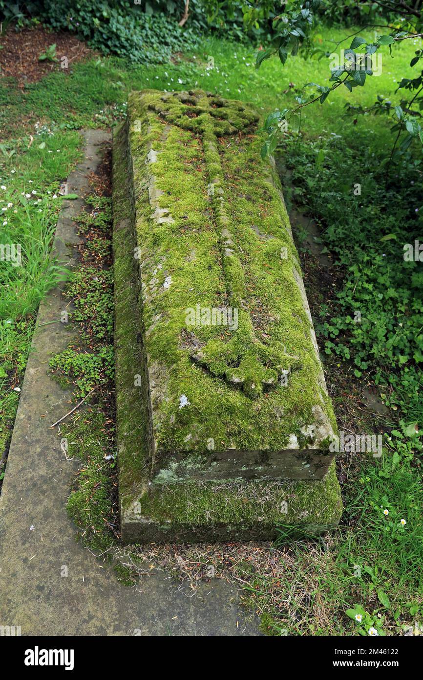 Moos bedeckte ein antikes Grab auf dem Friedhof der St. Martin's Kirche, N Holmes Road, Canterbury, Kent, England, Vereinigtes Königreich Stockfoto