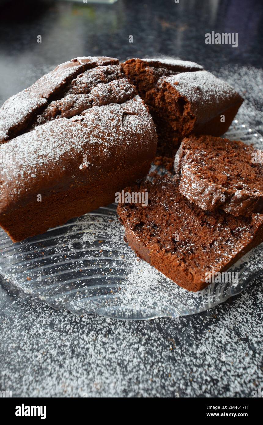 Schokoladen- oder Gewürzkuchen oder Rotweinkuchen, zuckergepudert ...