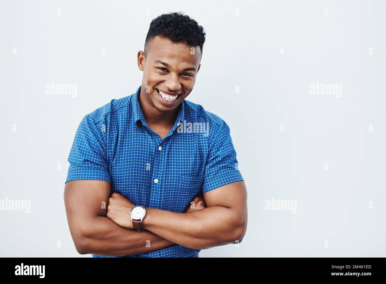Immer bereit, außergewöhnlichen Service zu bieten. Studioporträt eines jungen kreativen Geschäftsmannes, der mit gekreuzten Armen vor grauem Hintergrund posiert. Stockfoto