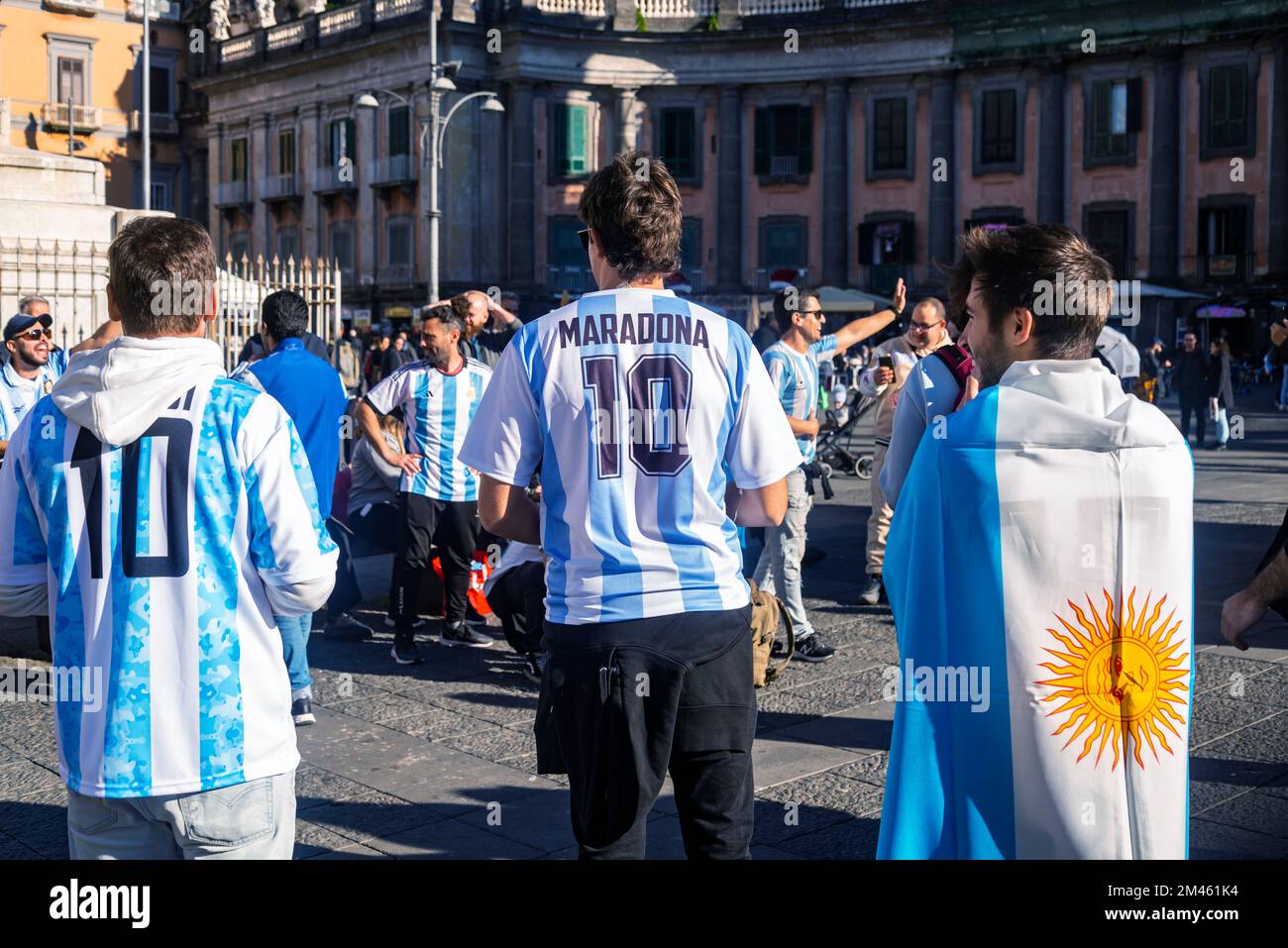 Fußballfans der argentinischen Nationalmannschaft feiern den Sieg bei der Weltmeisterschaft. In Neapel, Italien. Stockfoto