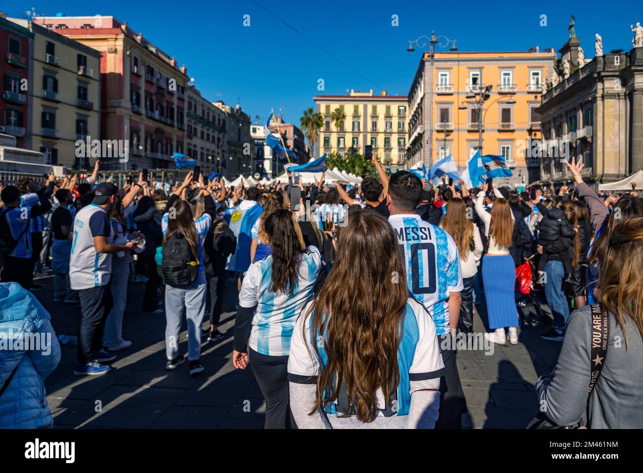 Fußballfans der argentinischen Nationalmannschaft feiern den Sieg bei der Weltmeisterschaft. In Neapel, Italien. Stockfoto