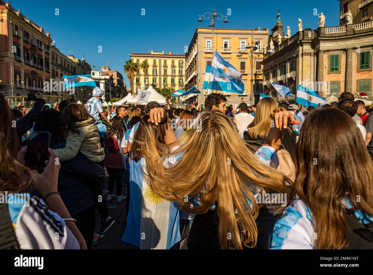 Fußballfans der argentinischen Nationalmannschaft feiern den Sieg bei der Weltmeisterschaft. In Neapel, Italien. Stockfoto