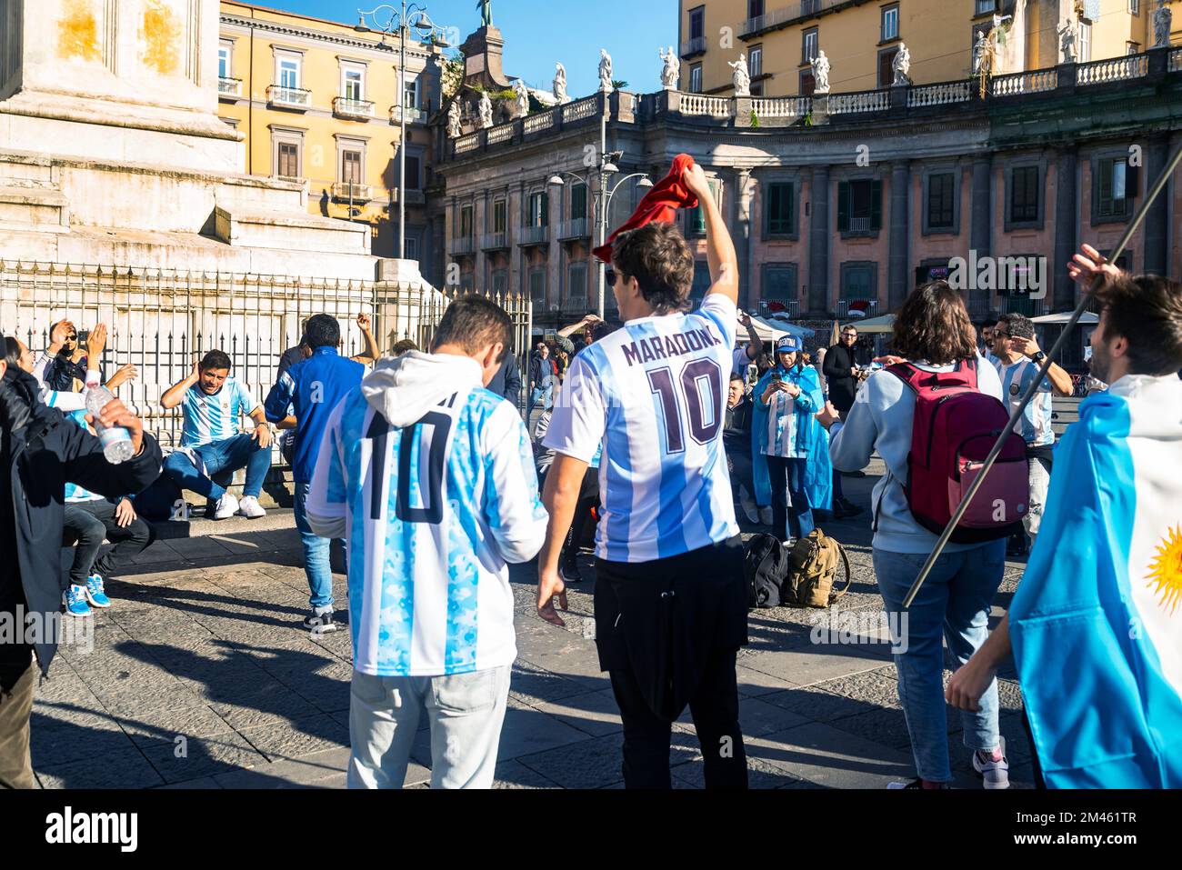 Fußballfans der argentinischen Nationalmannschaft feiern den Sieg bei der Weltmeisterschaft. In Neapel, Italien. Stockfoto
