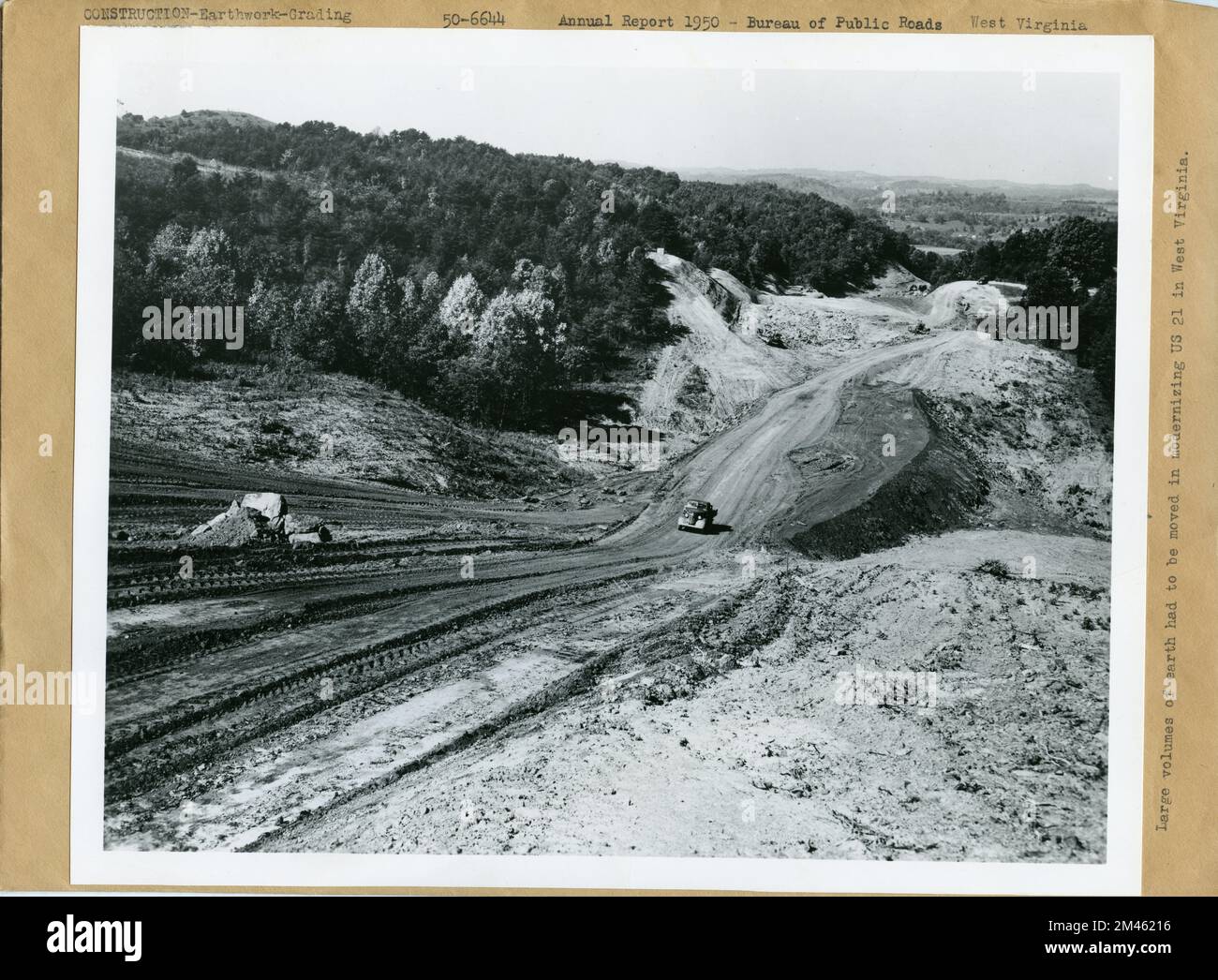 Modernisierung der USA 21. Originalüberschrift: Bei der Modernisierung von US 21 in West Virginia mussten große Mengen Erde bewegt werden. Jahresbericht 1950 - Bureau of Public Roads. Bundesstaat: West Virginia. Stockfoto