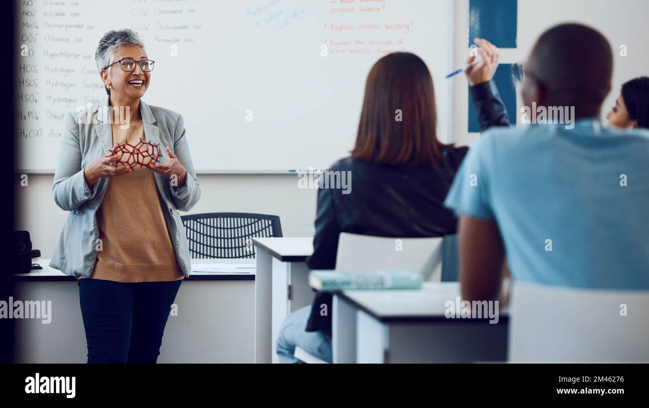 Physik, Unterricht und Lehrer in einer Klasse mit Schülern, Moleküle studieren und Kommunikation im Klassenzimmer in der Schule. Chemie, Lernen und Frau Stockfoto