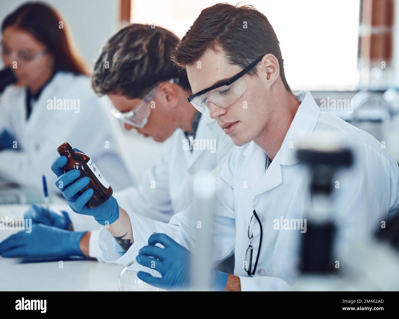 Wissenschaft, Pharmazie und Studierende, die mit Chemiearzneimitteln für ein Apothekenexperiment arbeiten. Medizinische Labor-, Wissenschaftler- und Klinikforschung in A Stockfoto