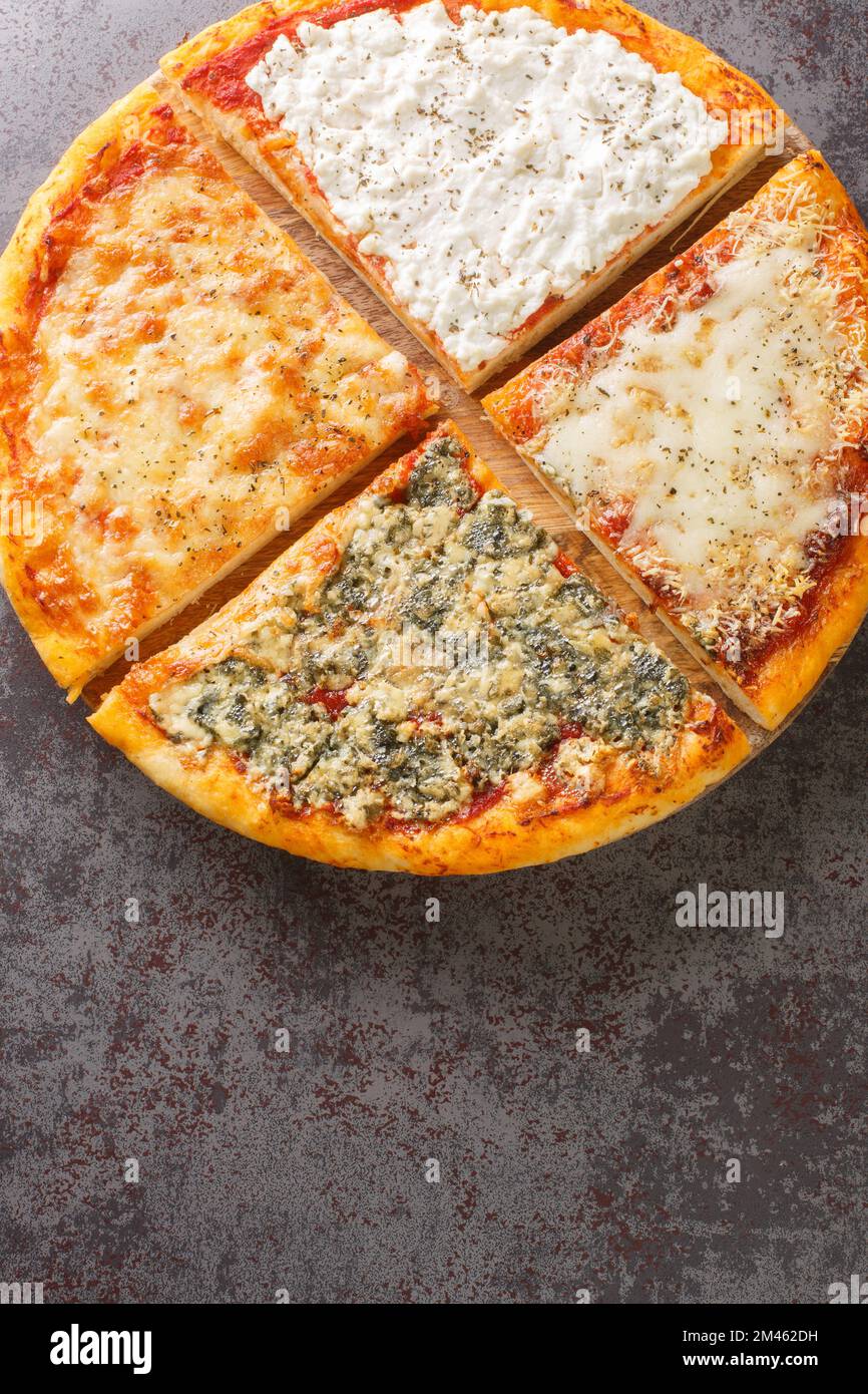 Pizza ai quattro formaggi oder Pizza mit vier Käsesorten mit einer Basis aus Tomatensoße und