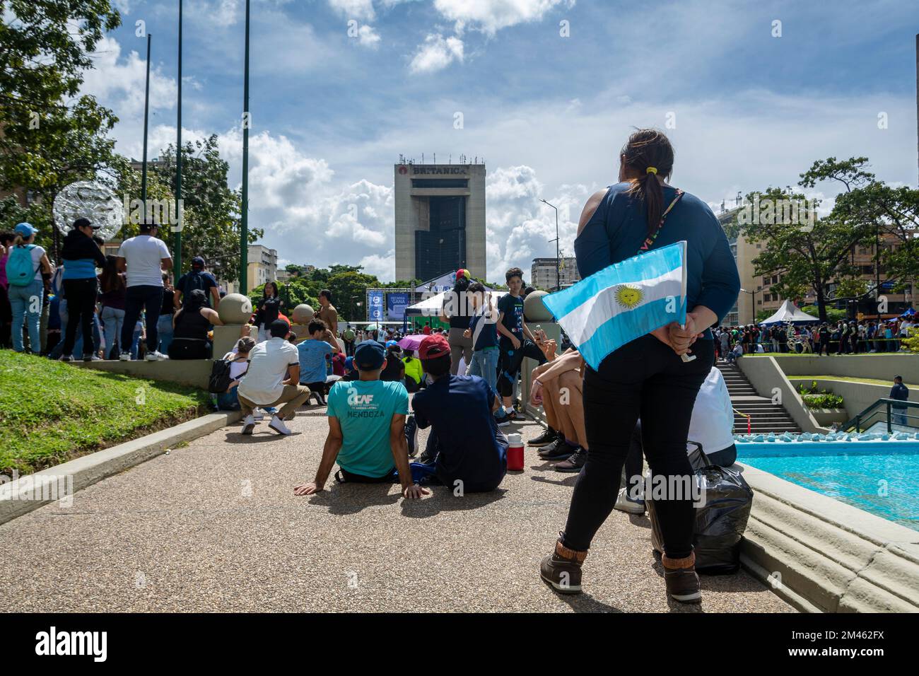 Fans sehen sich das Finale der FIFA-Weltmeisterschaft 2022 in Caracas (Venezuela) zwischen Argentinien und Frankreich an. Riesige Bildschirme wurden auf verschiedenen Flächen installiert Stockfoto