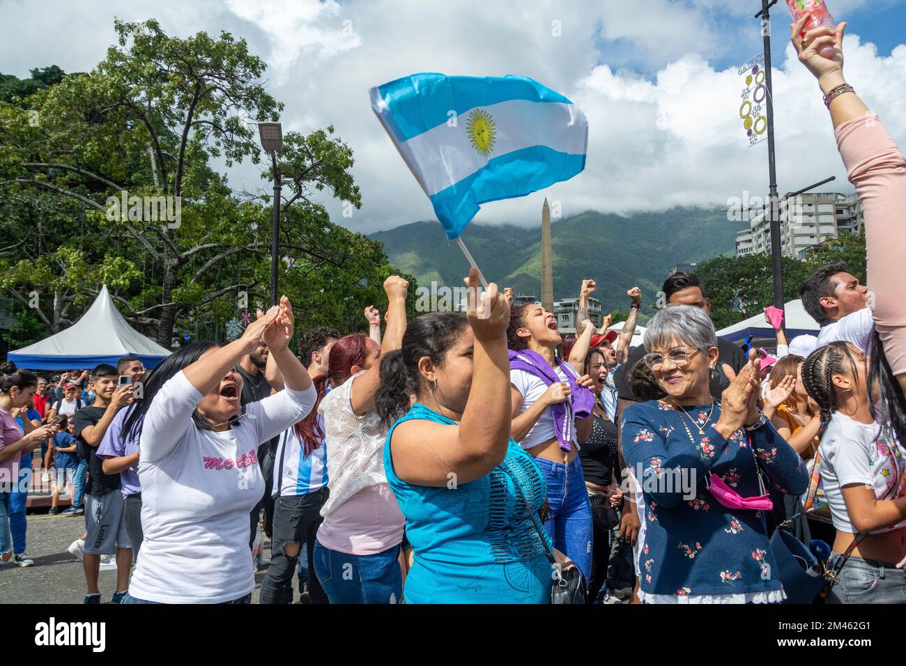 Fans sehen sich das Finale der FIFA-Weltmeisterschaft 2022 in Caracas (Venezuela) zwischen Argentinien und Frankreich an. Riesige Bildschirme wurden auf verschiedenen Flächen installiert Stockfoto