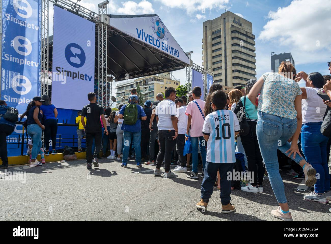 Fans sehen sich das Finale der FIFA-Weltmeisterschaft 2022 in Caracas (Venezuela) zwischen Argentinien und Frankreich an. Riesige Bildschirme wurden auf verschiedenen Flächen installiert Stockfoto