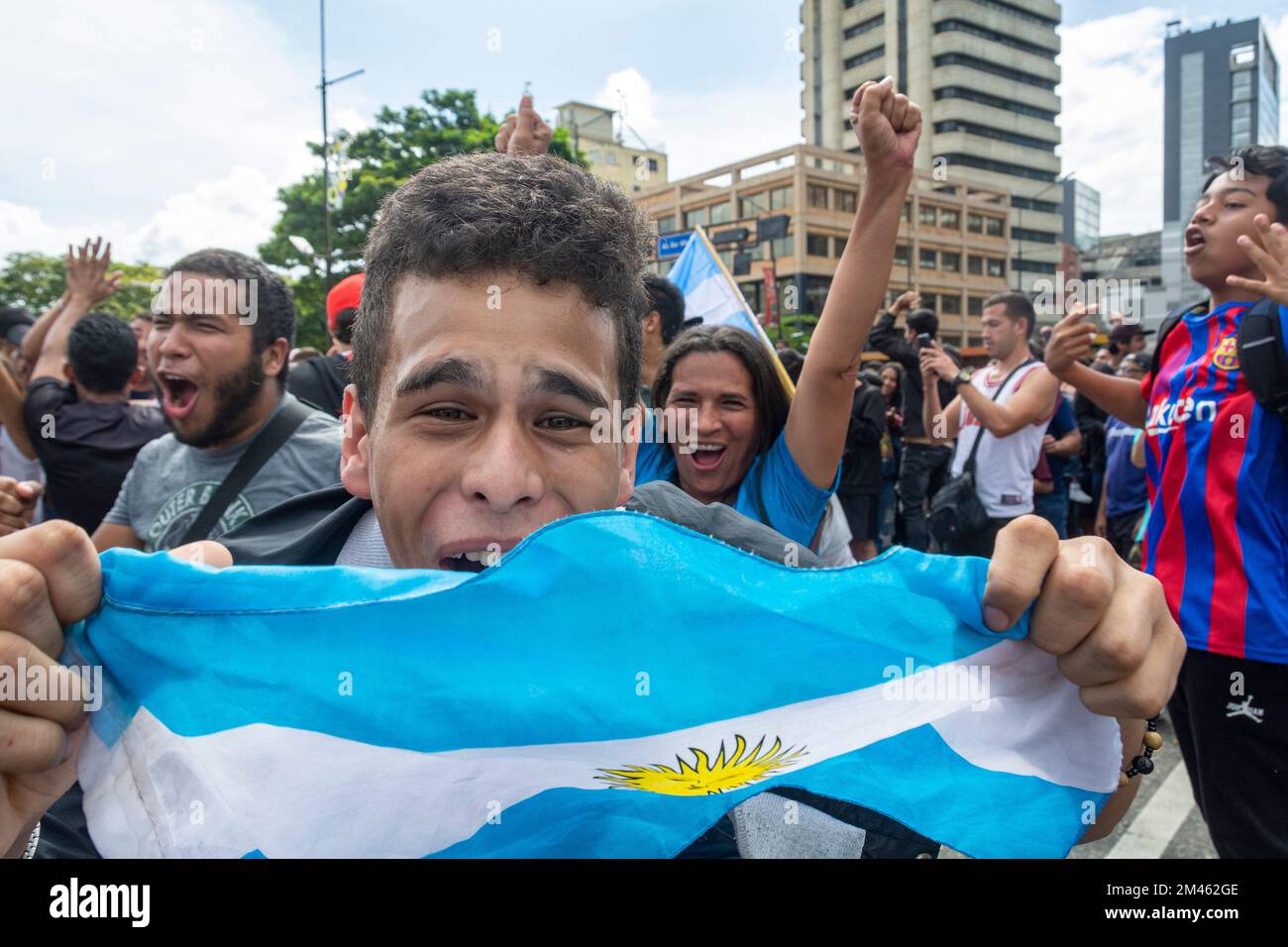 Fans sehen sich das Finale der FIFA-Weltmeisterschaft 2022 in Caracas (Venezuela) zwischen Argentinien und Frankreich an. Riesige Bildschirme wurden auf verschiedenen Flächen installiert Stockfoto