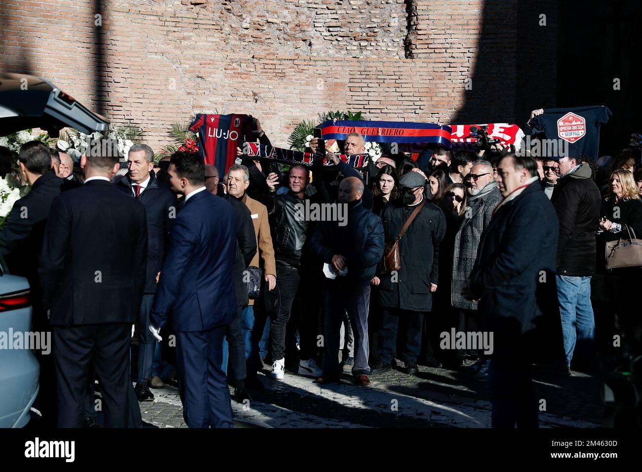 Anhänger nehmen an der Beerdigung des ehemaligen AC Mailand und Bologna