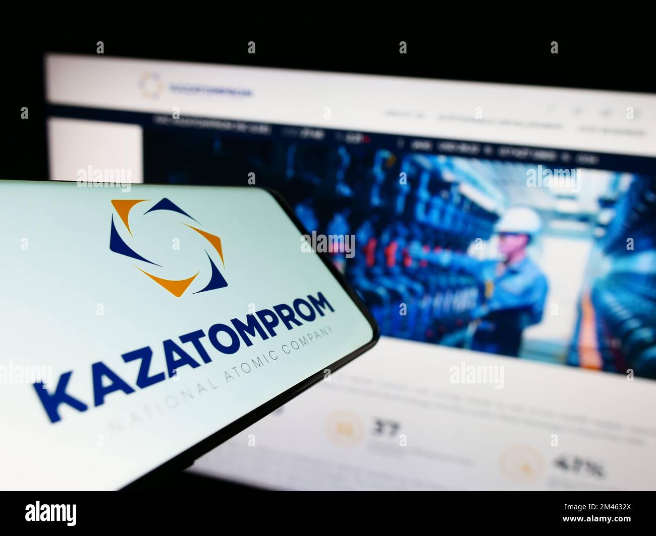 Mobiltelefon mit Logo des kasachischen Uranbergbauunternehmens Kazatomprom auf dem Bildschirm vor der Business-Website. Fokus auf die rechte Seite des Telefondisplays. Stockfoto