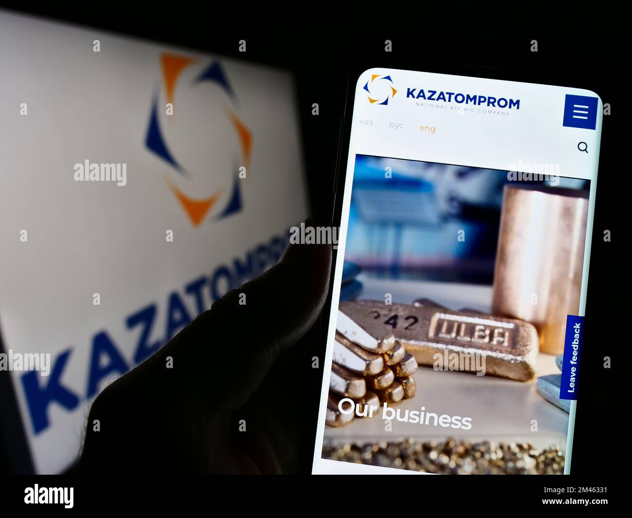 Person, die ein Smartphone mit einer Website des kasachischen Uranbergbauunternehmens Kazatomprom auf dem Bildschirm vor dem Logo hält. Konzentrieren Sie sich auf die Mitte des Telefondisplays. Stockfoto