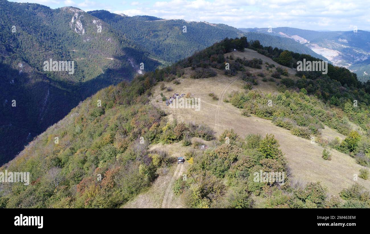 Drohnenansicht von ATV-Quads auf einem unbefestigten Pfad in Wäldern aus der Vogelperspektive. Geländewagen-Team-Club-Enthusiasten, die Spaß auf Landstraßen haben. Stockfoto