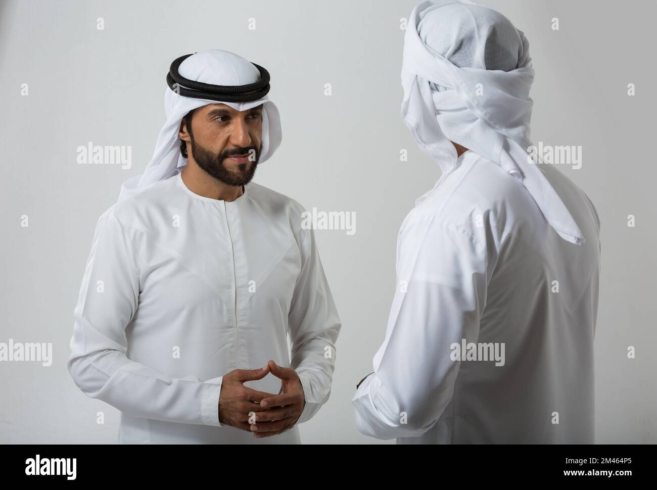 Emiratiker, die reden. Stockfoto