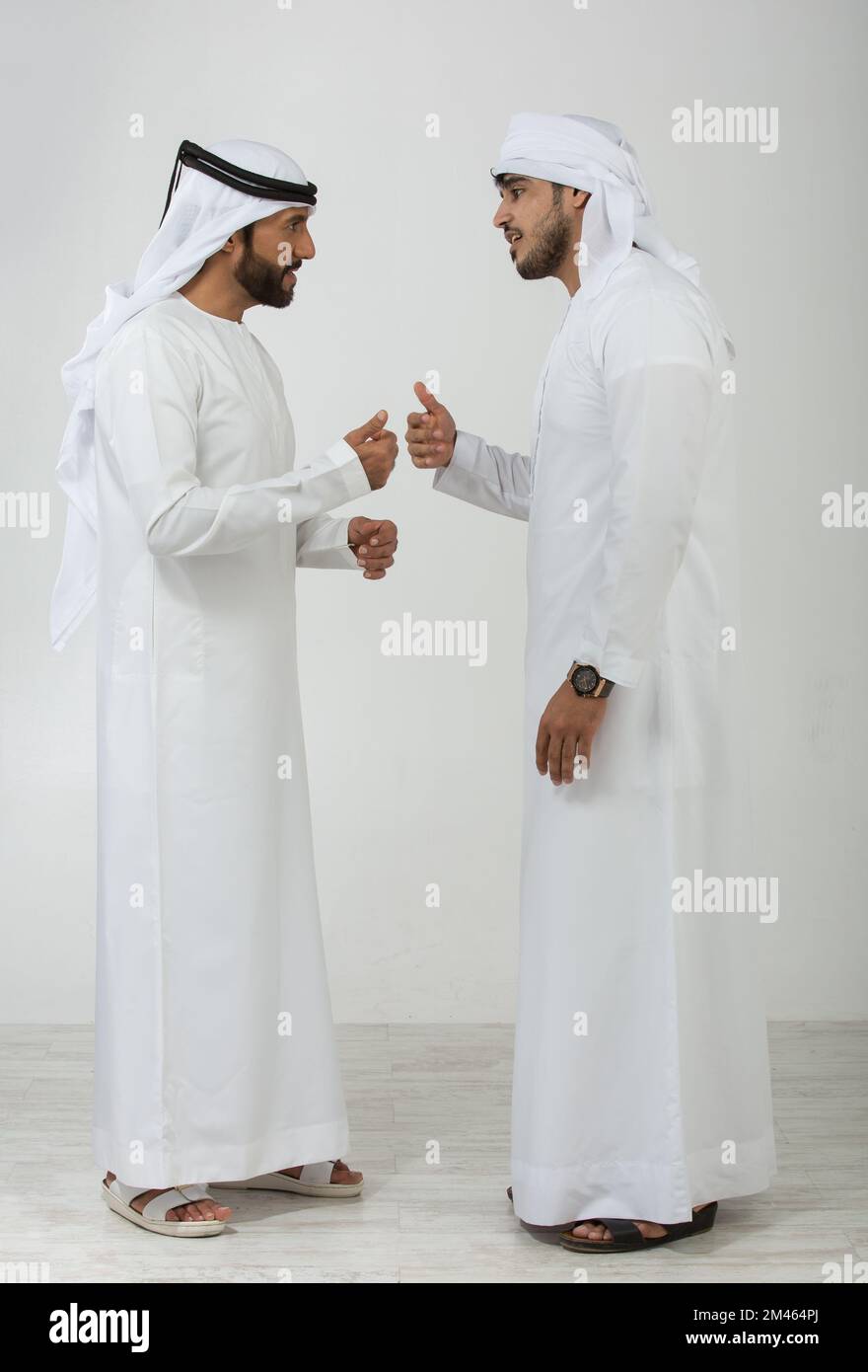 Emiratiker, die reden. Stockfoto