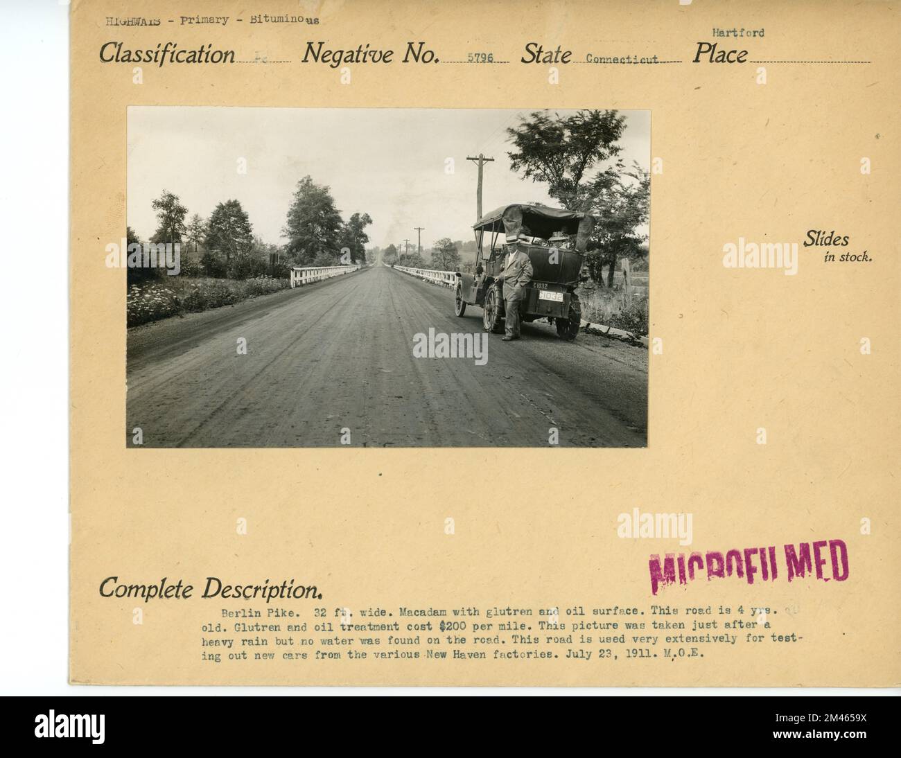 Berlin Pike, 32 Fuß breit, Macadam mit Glutren und Öl Oberfläche. Originalunterschrift: Berlin Pike. 32 m Weit. Macadam mit Glutren und Öl. Diese Straße ist 4 Jahre alt. Alt. Glutren und Ölaufbereitung kosten $200 pro Meile. Dieses Bild wurde kurz nach einem starken Regen aufgenommen, aber es wurde kein Wasser auf der Straße gefunden. Diese Straße wird sehr intensiv zum Testen von Neuwagen aus den verschiedenen New Haven Fabriken genutzt. 23. Juli 1911. M. O. Eldridge. Bundesstaat Connecticut. Ort: Hartford. Stockfoto