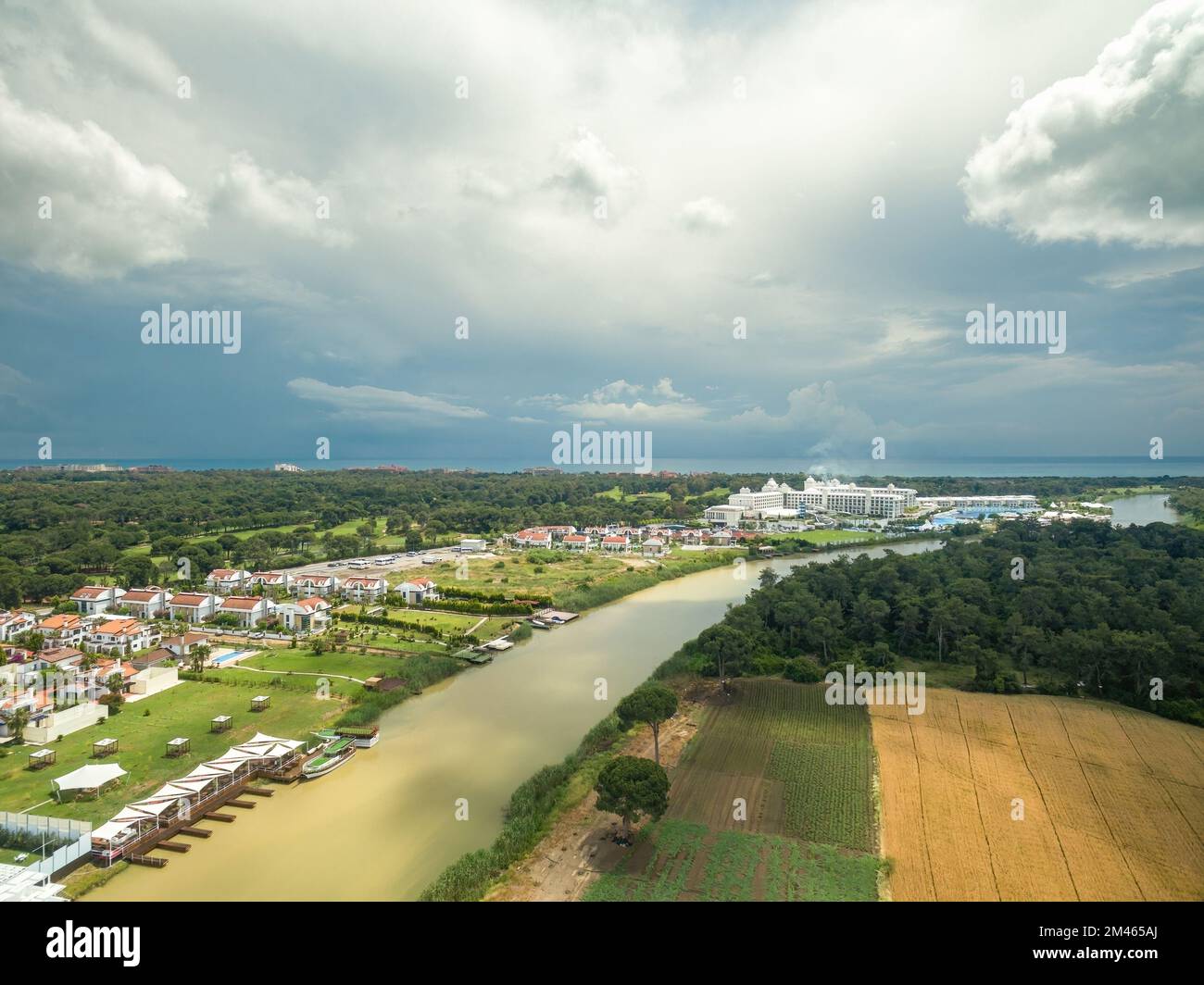 Ackerland, Hotel und Golfplätze neben dem Fluss, der in Richtung Meer fließt Stockfoto