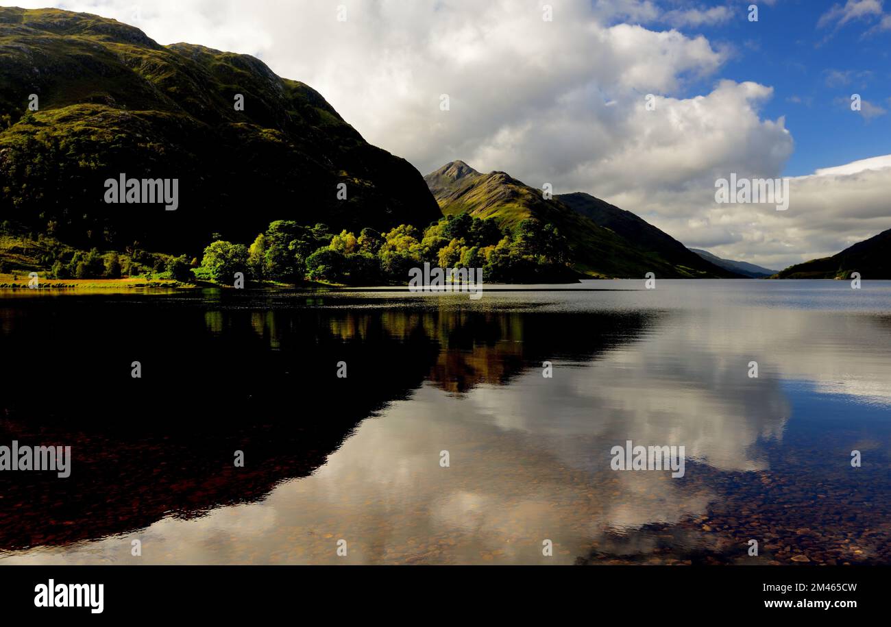 Reflexionen in Loch Shiel in Glenfinnan in den schottischen Highlands. Stockfoto
