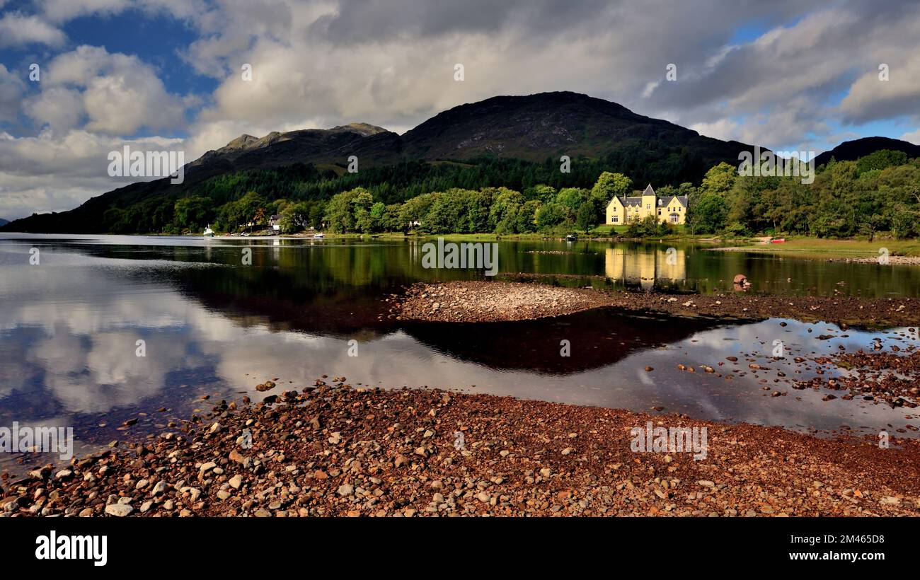 Reflexionen in Loch Shiel in Glenfinnan in den schottischen Highlands. Stockfoto