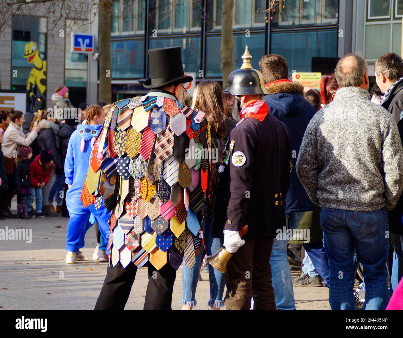 Leute in lustigen Kleidern und Masken, die den traditionellen deutschen Shrovetide-Karneval namens Fasching oder Narrensprung feiern (Ulm, Deutschland) Stockfoto