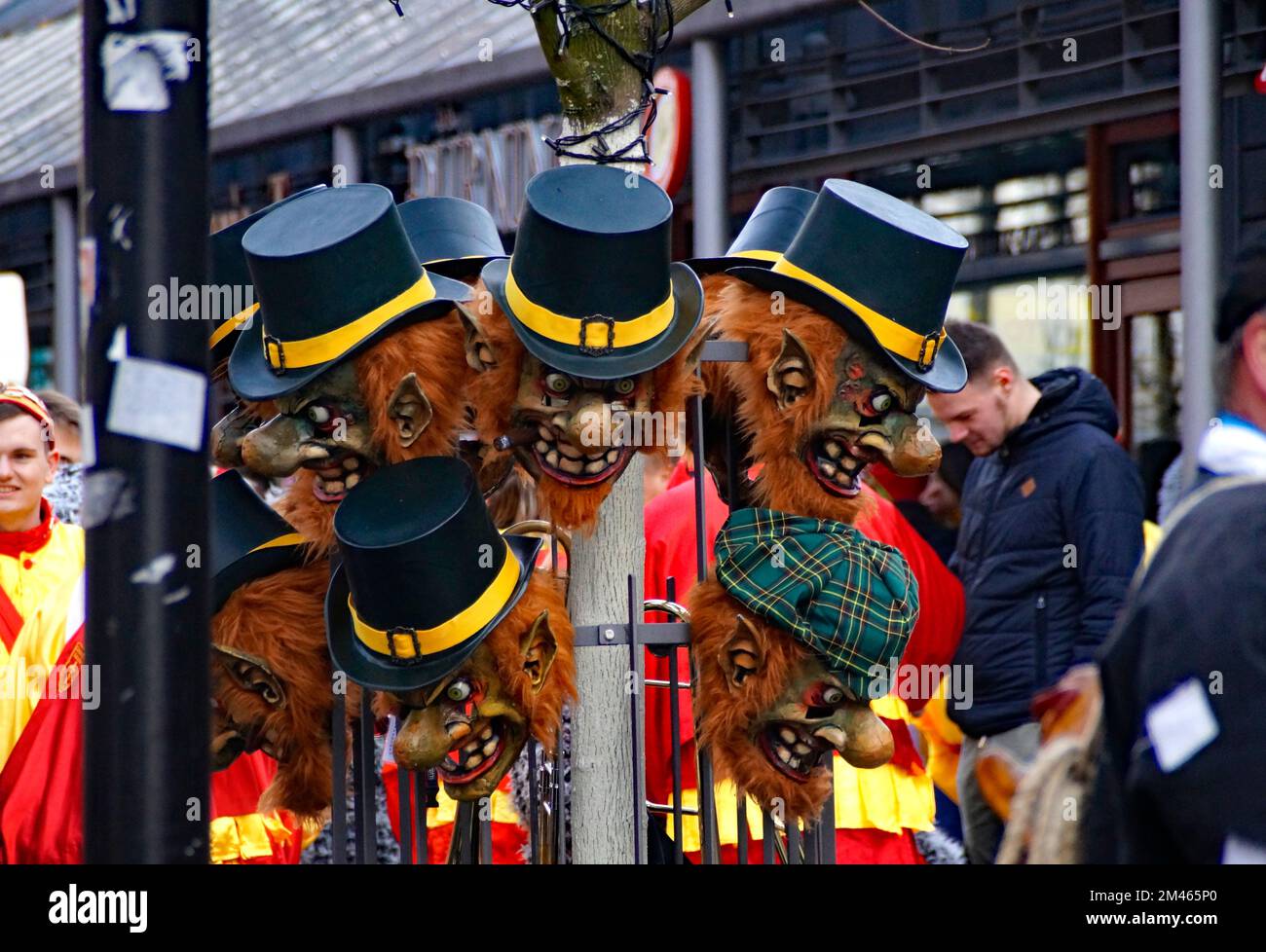 Leute in lustigen Kleidern und Masken, die den traditionellen deutschen Shrovetide-Karneval namens Fasching oder Narrensprung feiern (Ulm, Deutschland) Stockfoto