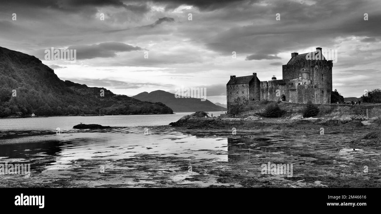 Dunkle Wolken über dem berühmten Eilean Donan Castle in den schottischen Highlands. Stockfoto