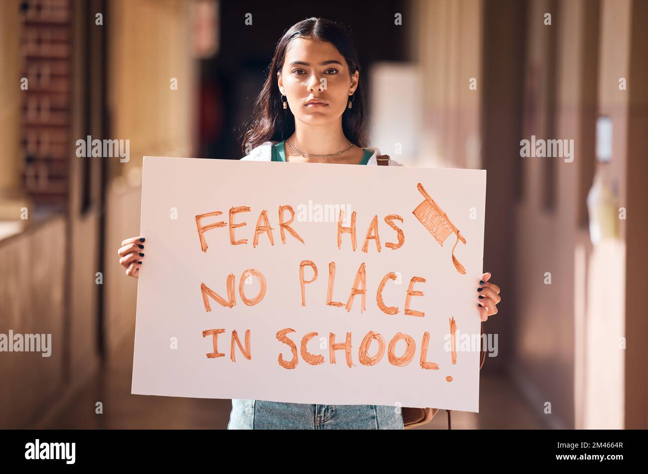 Frau, Protest und Plakat für Waffensicherheit, Schluss mit Angst in der Freiheit der Schule und der Schüler, Regierungsrecht und globaler Gerechtigkeit. Portrait Girl, Zeichen und Messe Stockfoto