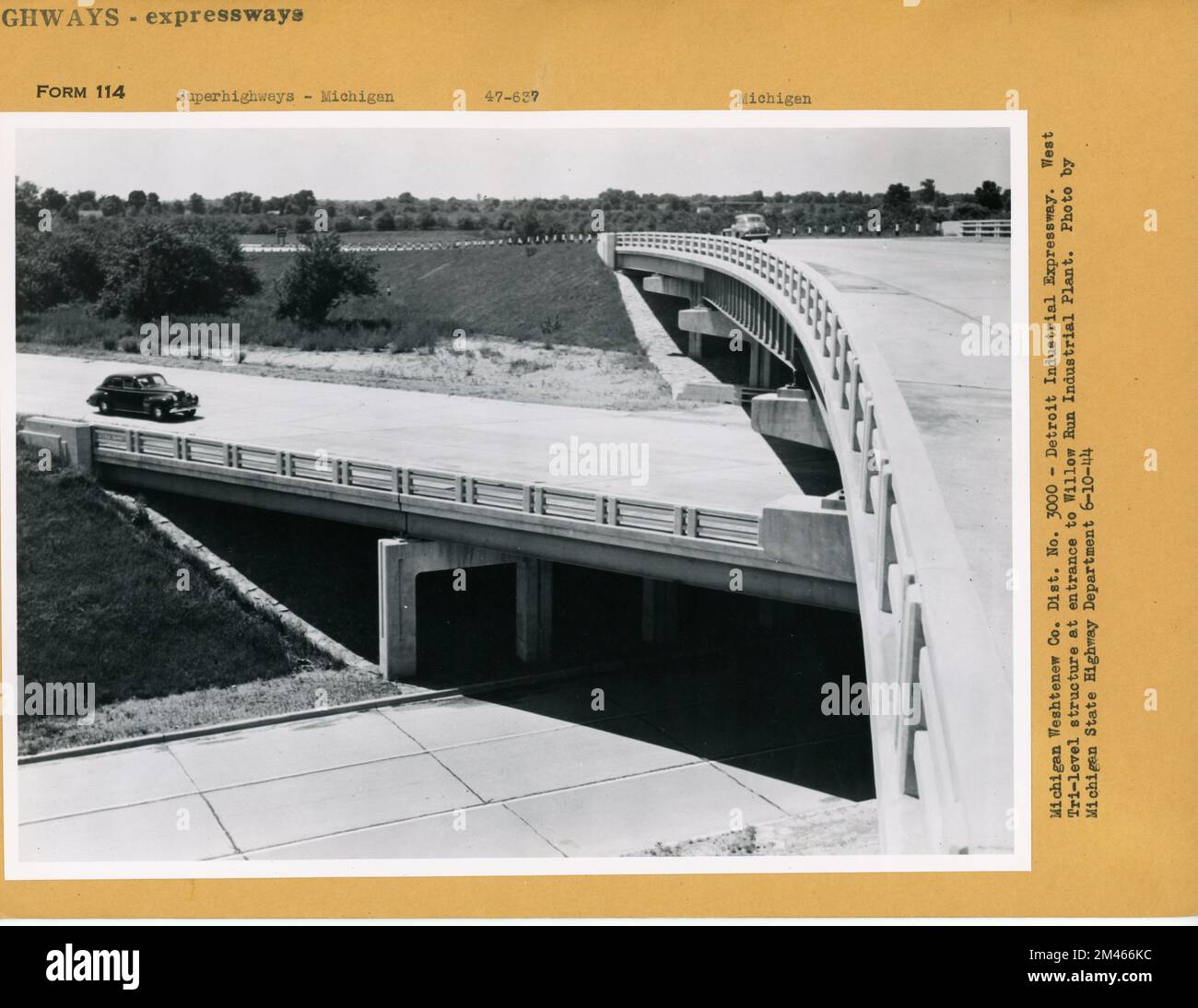 Detroit Industrial Expressway. Originalüberschrift: Detroit Industrial Expressway. West Tri-Level-Struktur am Eingang zum Willow Run Industrial Plant. Michigan Washtenaw Dist. Nr. 3000. Foto: Michigan State Highway Department. 10. Juni 1944. Bundesstaat: Michigan. Ort: Washtenaw County. Stockfoto